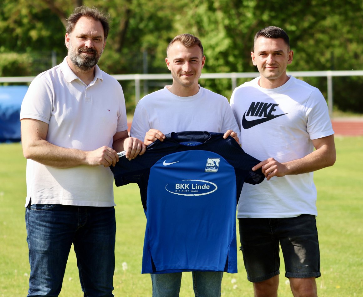 Über Neuzugang Daniel Bohl (M.) freuen sich Sascha Meeth (l.), der Sportliche Leiter des TSV Schott, und Trainer Samuel Horozovic.