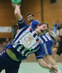 Verletzt und platzverwiesen: Während Marcus Quilitzsch in Eppelborn Mitte der zweiten Halbzeit wegen einer Verletzung passen musste, war wenige Minuten später für Philipp Becker (im Hintergrund) wegen seiner dritten Zwei-Minuten-Strafe Schluss.