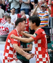 Was für ein Tor: Anthony Caci freut sich mit Jae-sung Lee über dessen 2:0.
