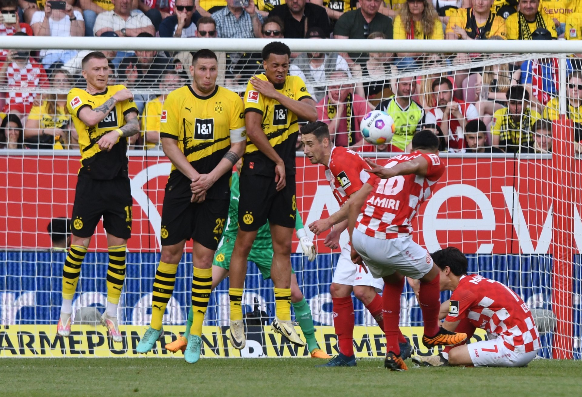 ...mit einem brillanten Pass auf Silvan Widmer eingeleitet hatte den Spielzug Nadiem Amiri, der kurz zuvor mit diesem Freistoß an der Latte gescheitert war.