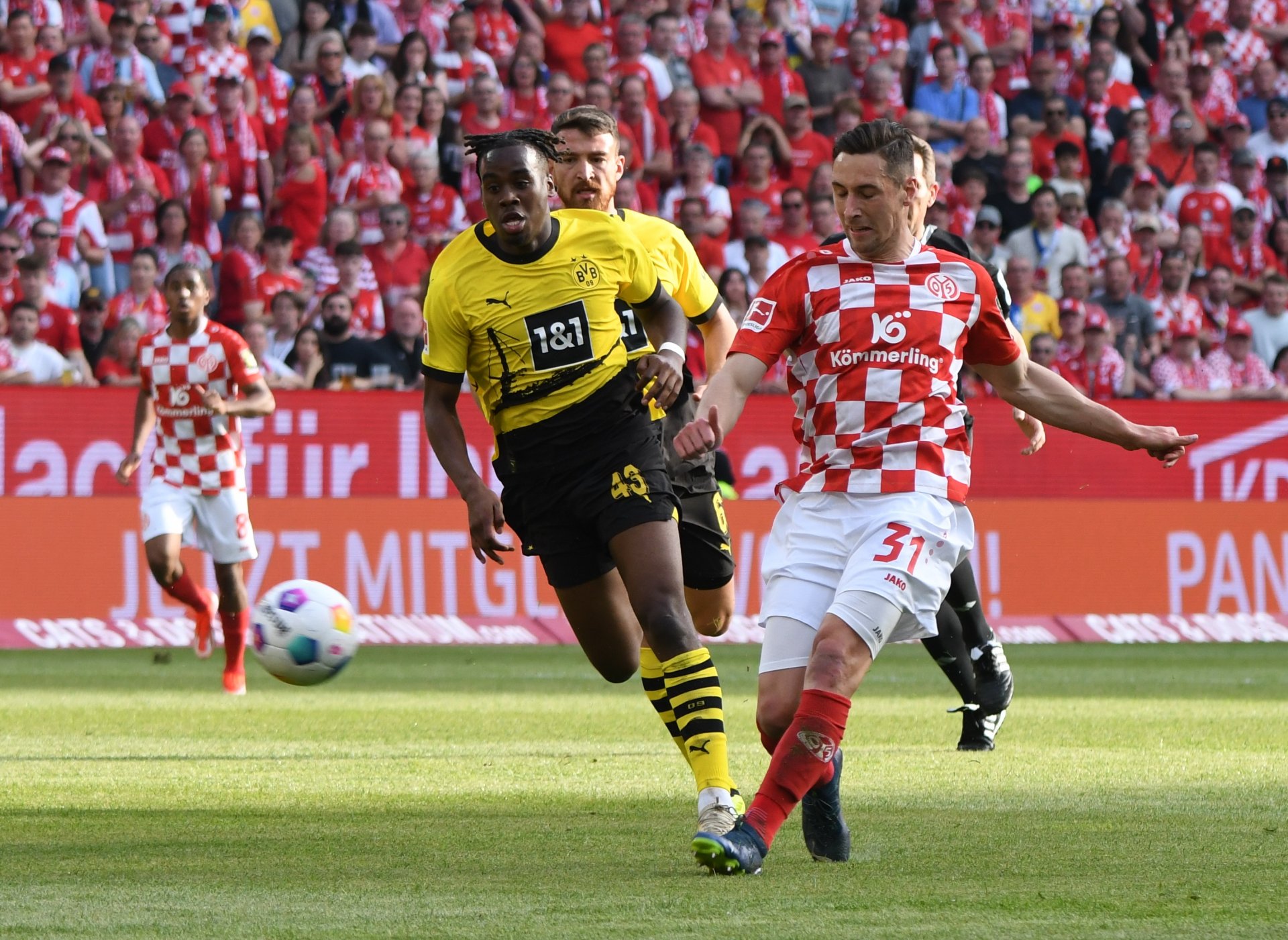 ...der mit seinen Dreierkettenkollegen Dominik Kohr (r.)...