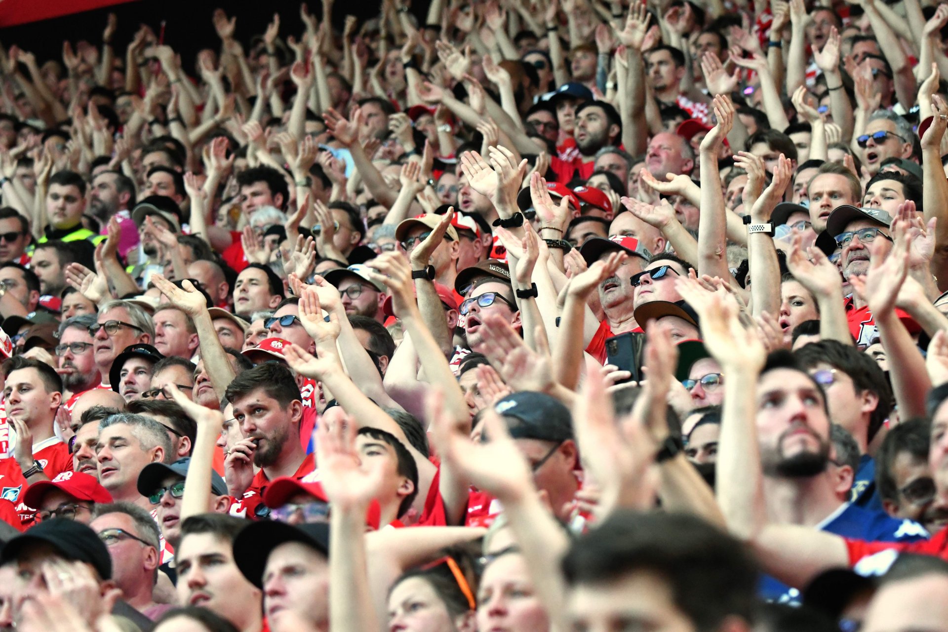 Die Fans feierten den Auftritt der Mannschaft mal mit bloßen Händen...