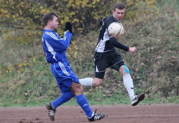 Aus vollem Lauf aus der Distanz unter die Latte: Simon Schmitts 2:0 war der schönste Treffer beim Saulheimer Sieg gegen den SV Guntersblum.