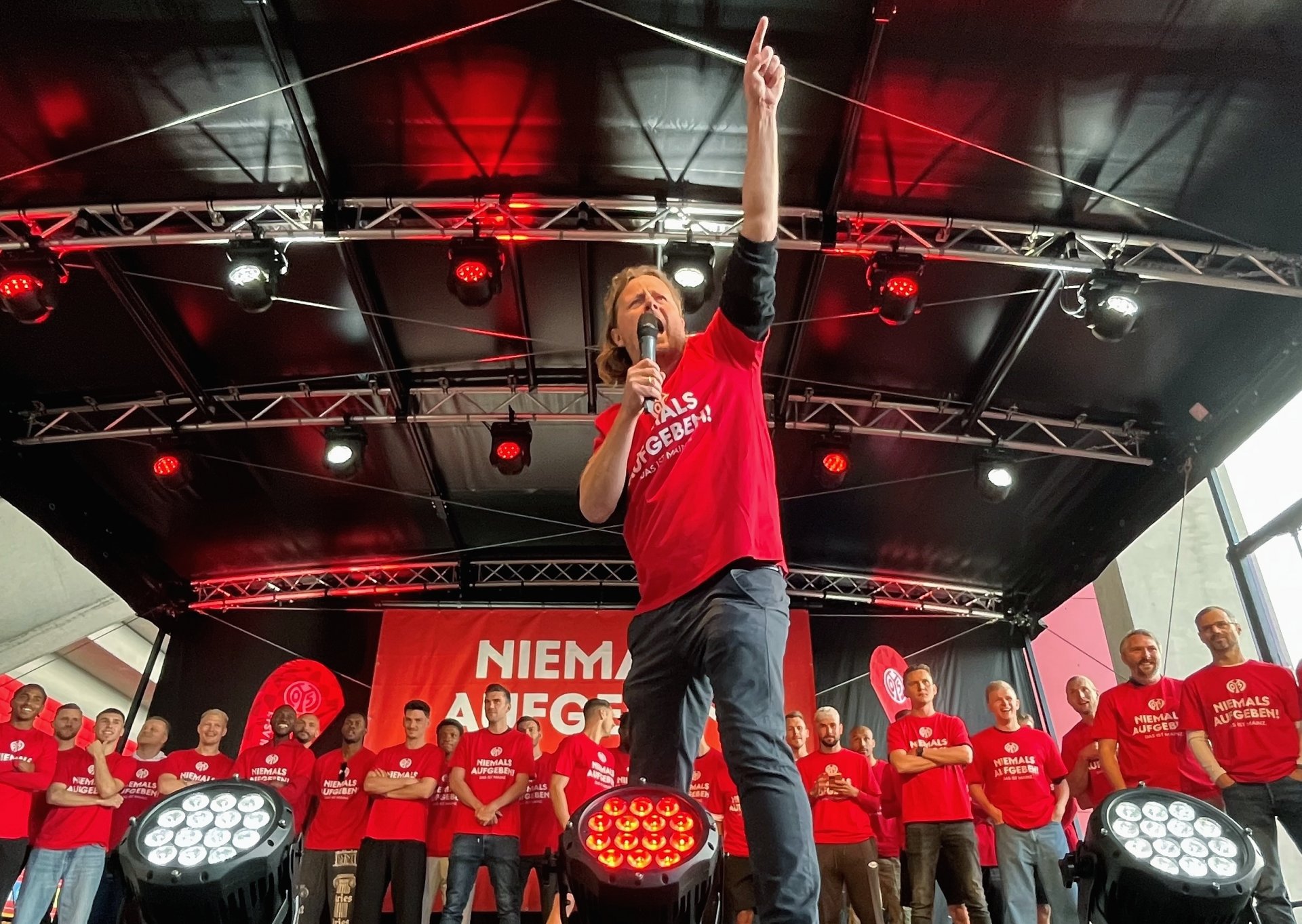 Bo Henriksen kann den Fans nicht nur vor Bundesligaspielen...