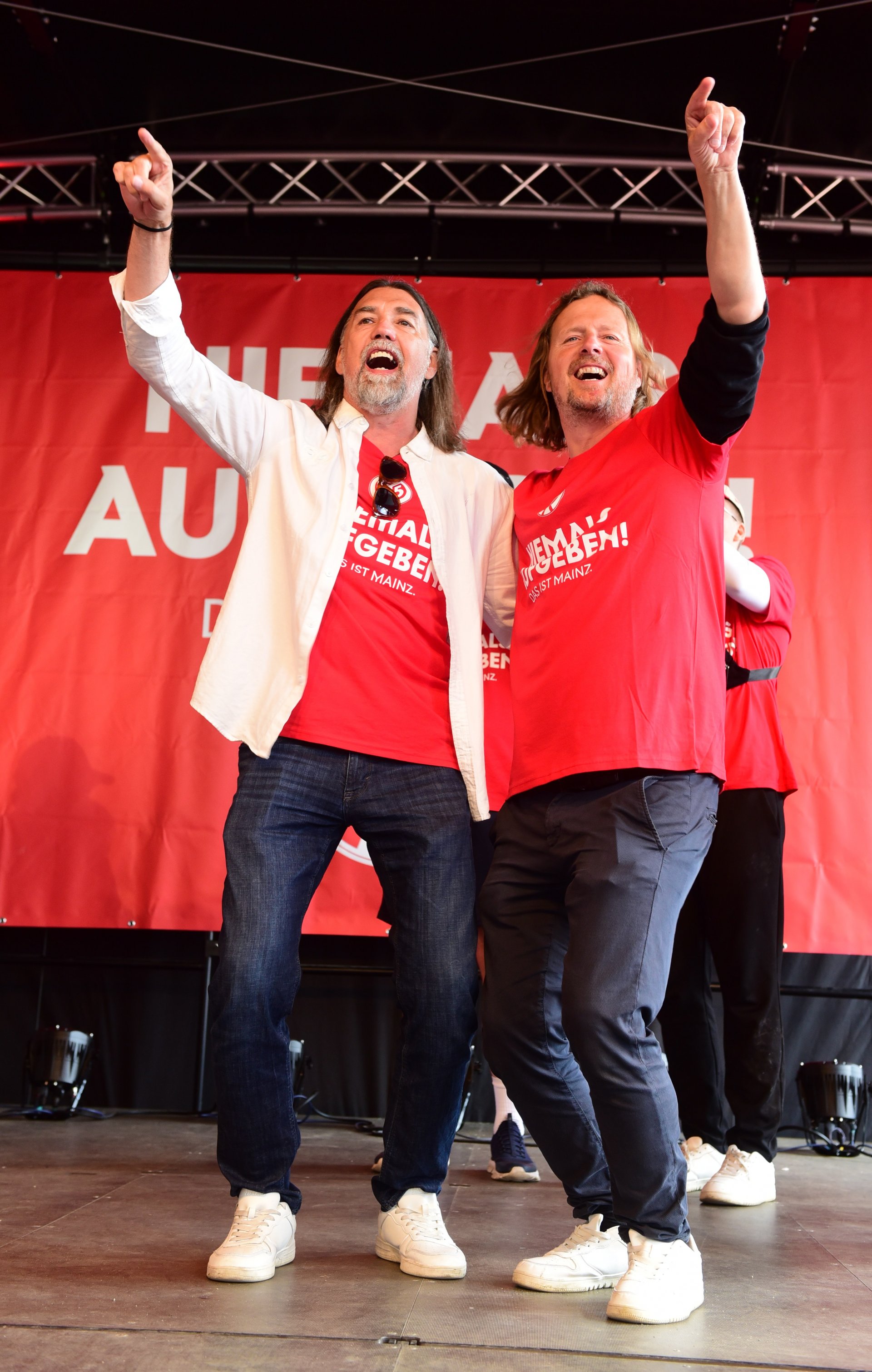 ...singt und tanzt der Trainer auch mit Sportdirektor Martin Schmidt.