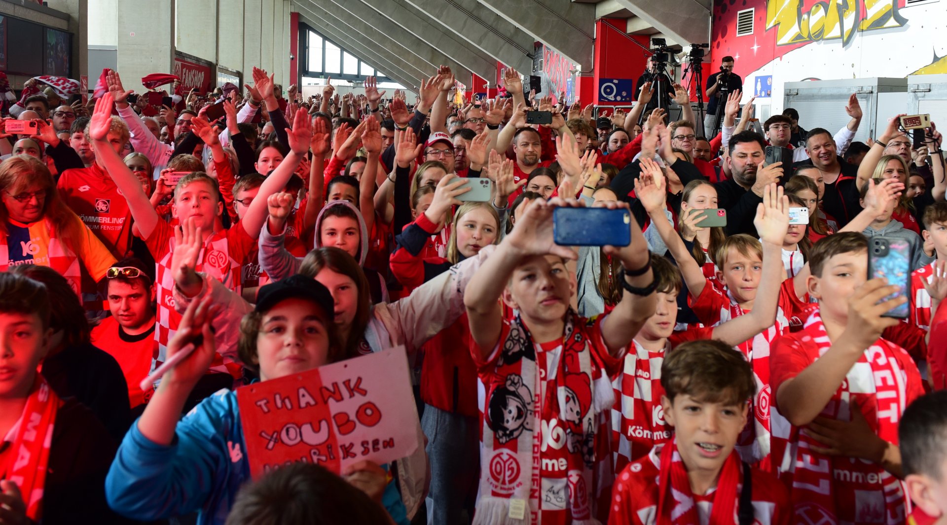 ...5500 kamen am Samstag an die Arena, um den Klassenverbleib zu feiern...