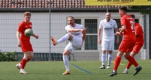 Kopfbälle wie beim 1:0 gegen den FC Bienwald Kandel gehören eher nicht zur Spezialität von Mateo Trapp, sein 25-Meter-Knaller zum 2:2-Ausgleich dagegen sehr wohl.