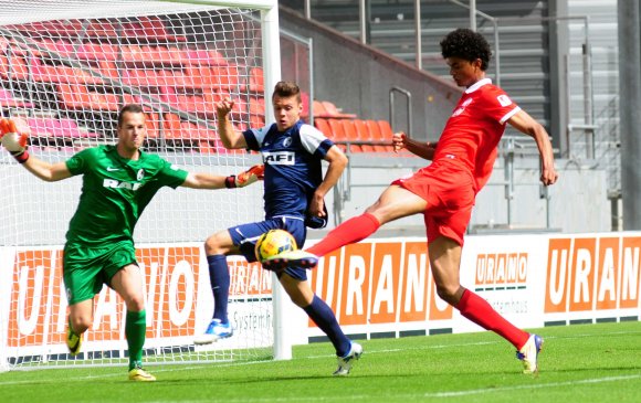 In der 26. Minute erzielte Aaron Seydel (r.) das 2:0, in der 73. Minute flog der 05-Stürmer vom Platz.