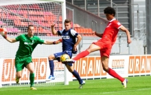 In der 26. Minute erzielte Aaron Seydel (r.) das 2:0, in der 73. Minute flog der 05-Stürmer vom Platz.