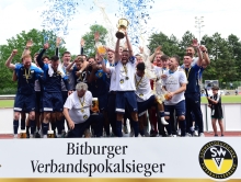 Kapitän Nicklas Schlosser stemmt den Pokal in die Höhe, Betreuer Dieter Senftleben sichert andere wichtige Gefäße: Zum dritten Mal hintereinander...