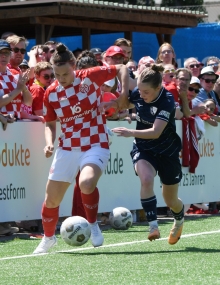 Nadine Anstatt köpfte nach einem Freistoß den Ausgleich als prompte Antwort auf das 0:1. Das Spiel zu drehen gelang den 05erinnen in den letzten zehn Minuten allerdings nicht.