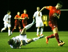Yannik Wex wird bei einer Konterchance von FCK-Kapitän Lukas Hartlieb abgeräumt. Der Gästeverteidiger kam mit der Gelben Karte davon.