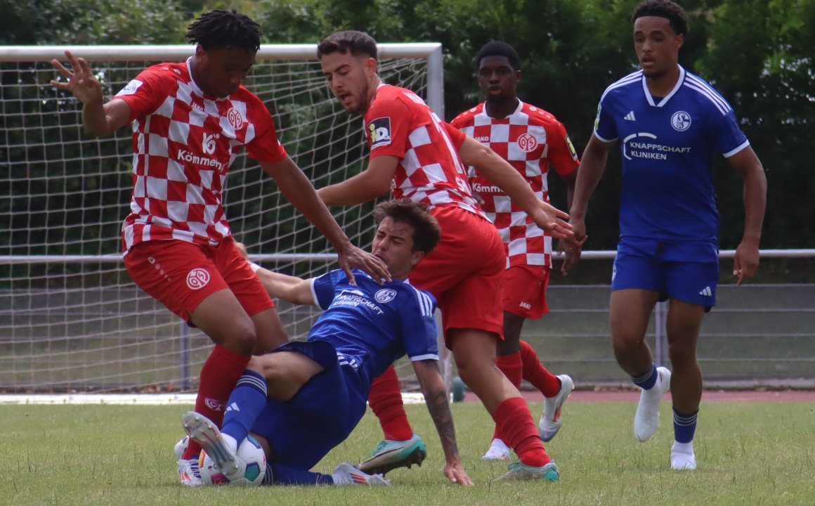 Angriff, Mittelfeld und Abwehr der U23 beim ersten Testspiel der Vorbereitung in einem Bild vereint (rote Trikots v.l.): Nayrobi Vargas, Eniss Shabani und Jean-Marie Nadjombe.