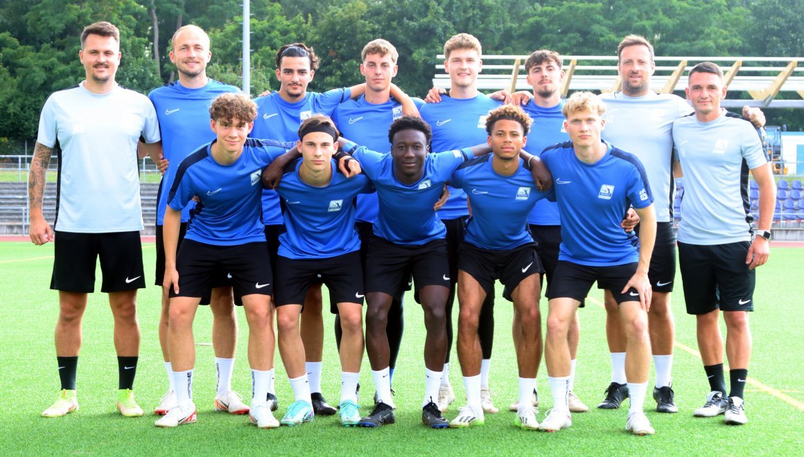 Schott-Trainer Samuel Horozovic (r.) mit (fast allen) seinen Zugängen. Hinten v.l.: Kotrainer Marco Streker, Alexander Rimoldi, Aiman Abdelaali, Robin Balters, Leander Schmidt, Marlon Igerst, Torwarttrainer Axel Schulze. Vorne v.l.: Luca Wust, Luka Baljak, Righteous Vodi, Ismael Wiegand und der bereits als A-Junior zur Stammkraft avancierte Jan Wiltink.
