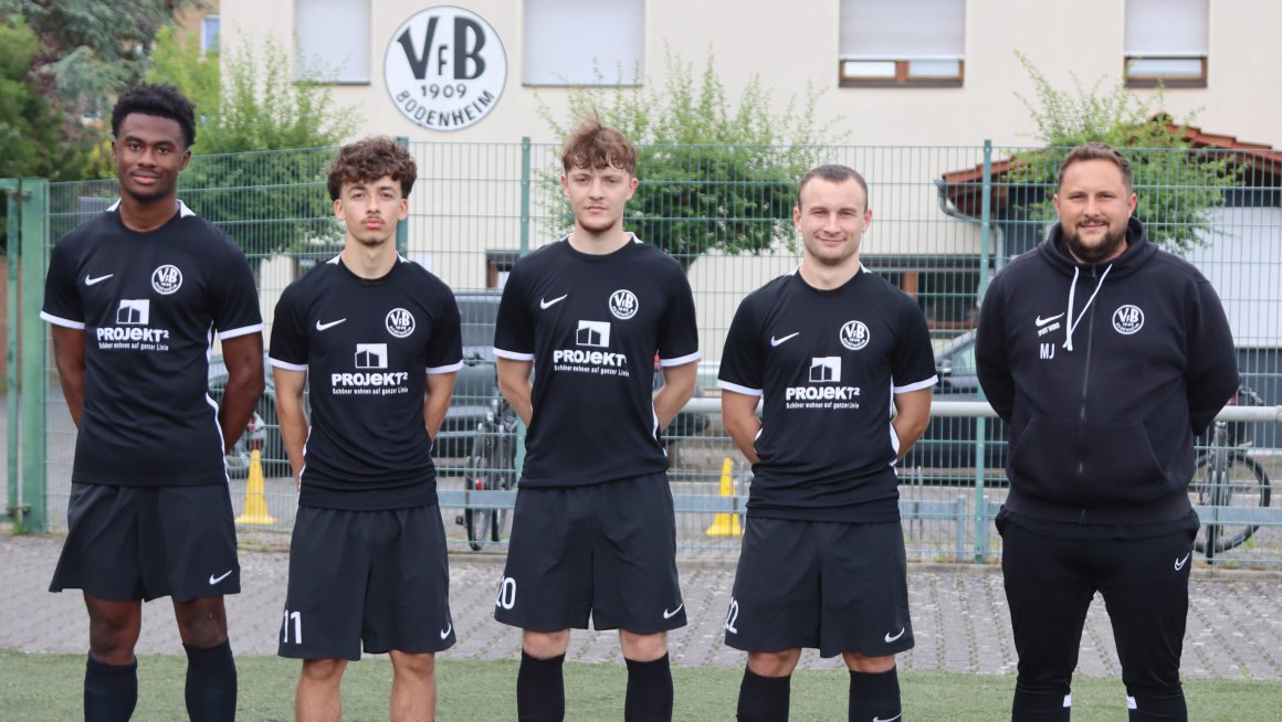VfB-Trainer Marco Jantz (r.) konnte im ersten Test der Vorbereitung vier seiner sechs Neuzugänge einsetzen (v.l.): David Vodi, Paul Kammerer,  Nico Dorn und Rückkehrer Nils Schäfer. Noch nicht dabei waren Torwart Patrick Stofleth und Luc Bauer.