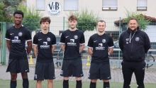 VfB-Trainer Marco Jantz (r.) konnte im ersten Test der Vorbereitung vier seiner sechs Neuzugänge einsetzen (v.l.): David Vodi, Paul Kammerer,  Nico Dorn und Rückkehrer Nils Schäfer. Noch nicht dabei waren Torwart Patrick Stofleth und Luc Bauer.