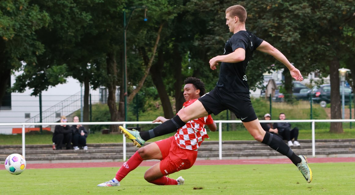 Nayrobi Vargas, hier gegen Schott-Innenverteidiger Dominik Ahlbach, erzielte sein erstes Tor für die U23.