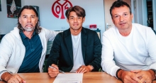 Kaishu Sano, zwischen Sportdirektor Martin Schmidt und Sportvorstand Christian Heidel, hat am Bruchweg bis Sommer 2028 unterschrieben.