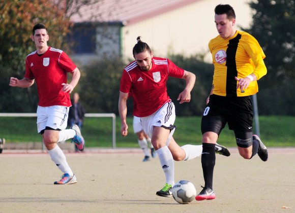 Demnächst im Trikot von Fortuna Mombach: Marco Streker (r.) wechselt in der Winterpause von der TSG Hechtsheim zum Verbandsligisten.