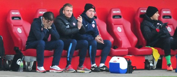 Manchmal mochte Martin Schmidt nicht mehr zuschauen, wie seine Mannschaft gegen den Halleschen FC ihre Umschaltchancen vergeigte. Das muss am Samstag in Chemnitz besser werden.