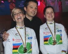Standen im Mittelpunkt und hatten viel Spaß dabei: Katrin Schultheis, Marcus Klein und Sandra Sprinkmeier genossen den Empfang, den ihnen der RV Ebersheim bereitete.