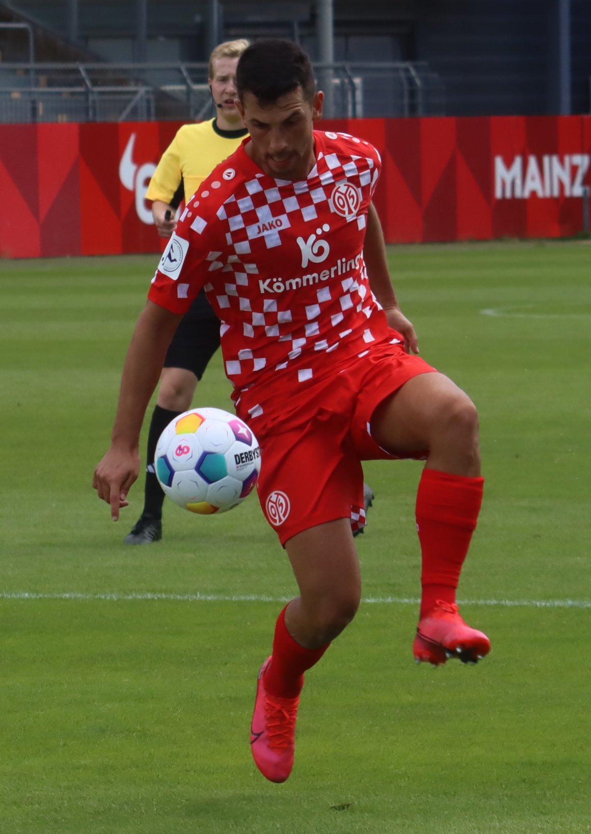 Die Routiniers spielen in der U23 nicht mehr die Rolle wie einst, aber ab und an braucht man sie eben doch: Julian Derstroff erzielte in Haiger dank seiner Durchsetzungskraft per Kopfball den vorübergehenden Ausgleich für die Mainzer Zweite.