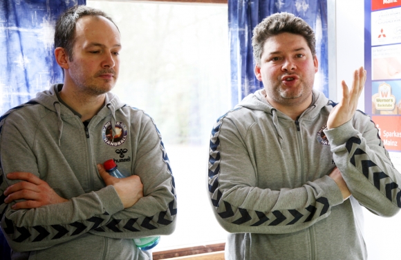 Das Nieder-Olmer Trainergespann Michael Rink und Udo Henß (v.l.) bereitet sich auf ein offensiv deckendes Gästeteam aus Vallendar vor. Gegen das 3-2-1 des punktgleichen Tabellennachbarm tun sich die Nieder-Olmer stets sehr schwer.