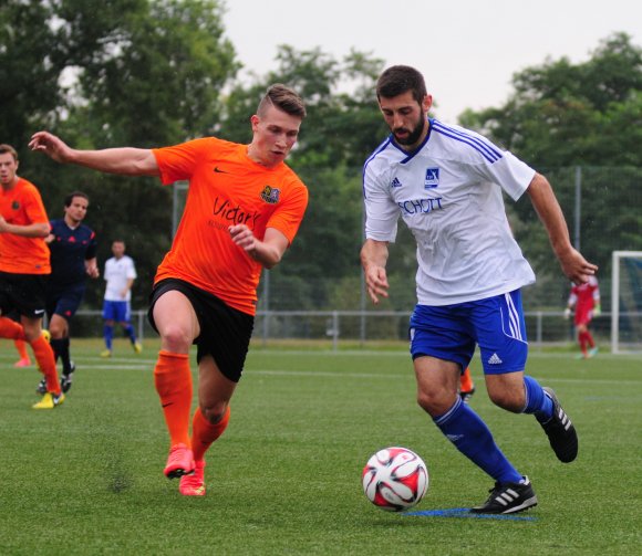 Im Hinrundenspiel unterlagen Can Özer (r.) und der TSV Schott dem FCS II noch mit 2:6. Am Sonntag setzten sich die Mainzer in Saarbrücken mit 4:1 durch - auch dank des herausragenden Angreifers.