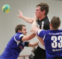 Gegen den TV Nieder-Olm erlebte Benjamin Venter (MItte) noch die Wiedergeburt als Rückraumschütze, in Haßloch musste er wegen Rückenschmerzen früh zurückstecken.