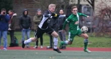 Ein intensives Duell lieferten sich der Tabellenführer und der Tabellendritte der Bezirksliga, die TuS Marienborn (r. Dennis Ritz) und der FSV Saulheim (l. Jan Mück).