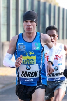 2012 kam Sören Kah beim Frankfurt Marathon als 16. Läufer und bester Europäer ins Ziel. Ab sofort startet er im Trikot des TSV Schott Mainz.