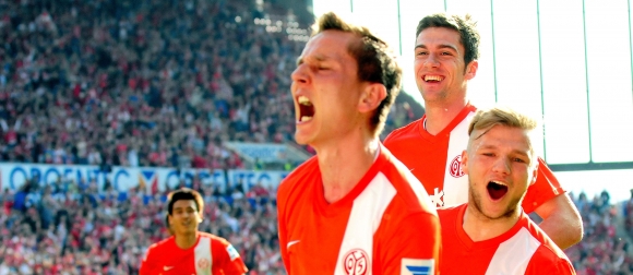 Die Freude muss raus: Niko Bungert beförderte den Eckball zum 1:0 ins Tor, den Johannes Geis geschossen und Stefan Bell verlängert hatte.
