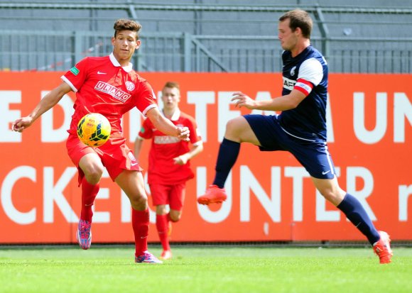 Erzielte in Karlsruhe das 1:0 und 2:0, das 3:1, 4:1 und das 5:1: Heinz Mörschel (l.).