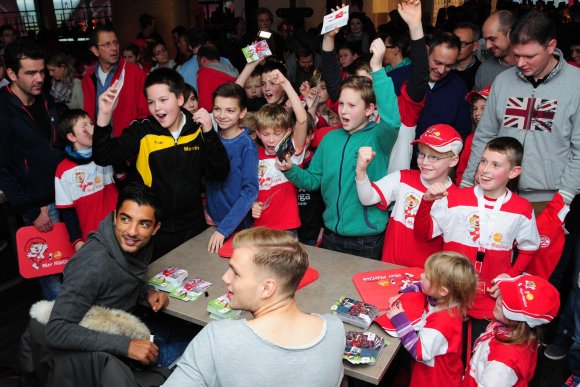 Die Stimmung war groß bei der Weihnachtsfeier des 05er-Kidsclubs. Jedes ergatterte Autogramm wurde bejubelt...