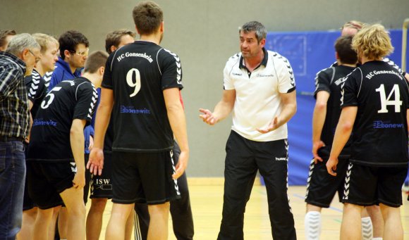 Wenn es nicht läuft, hält Trainer Martin Reuter, wie hier kürzlich beim Spiel gegen die SG Bretzenheim, in einer Auszeit eine engagierte Ansprache. Gegen die TG Osthofen war für den HC Gonsenheim aber auch durch alles Appellieren und Umstellen nichts zu holen. 