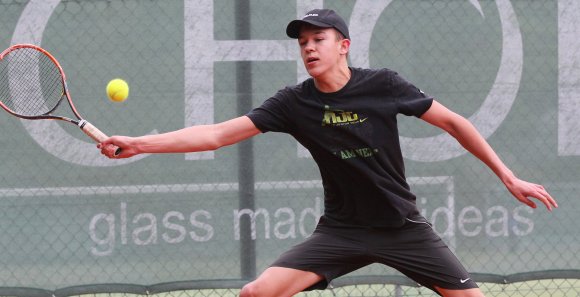 Philipp Anthes wird sich in Ingelheim strecken, um sein Tennisjahr mit einem Titel beenden zu können: Der 16-jährige Verbandsligaspieler des TSV Schott Mainz ist ein heißer Kandidat auf den Rheinhessenmeister-Titel der U18/16-Junioren. 