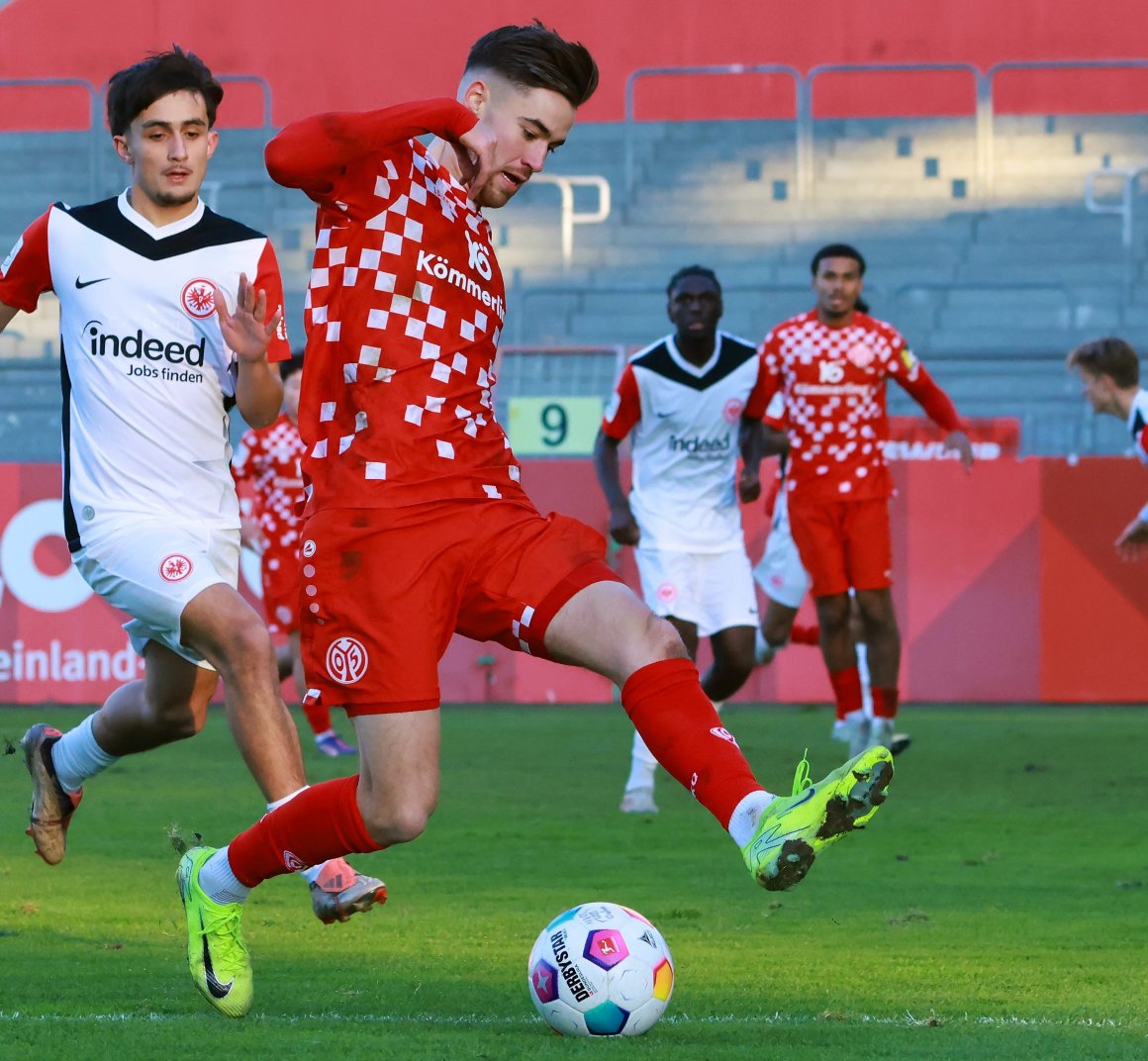 Ein Fernschuss von David Mamutovic, der als Lattenstreicher endete, das war die beste Torchance der U23 des FSV Mainz 05 beim Jahresabschluss in Homburg, der wenig erbaulich endete.