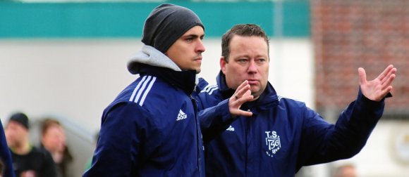 Sooo groß ist der Vorsprung der Hassia in der Landesliga: TSG-Trainer Timo Schmidt und Dennis Dahms ist sich des Klassenunterschieds vor dem Pokal-Viertelfinale bewusst.