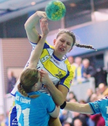 Lea Schuhknecht warf vier Tore in Bad Homburg, ihr letztes eine Sekunde vor dem Ende war dabei eindeutig das wichtigste, denn es rettete dem Tabellenführer wenigstens einen Punkt bei der TSG Ober-Eschbach.