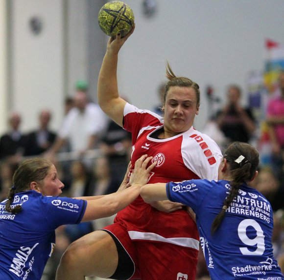 Mehr Durchsetzungsvermögen als es bisher zu sehen war, entwicklete Jana Heßler im Spiel beim HC Rödertal und wurde gar zur besten Feldschützin ihres Teams. 