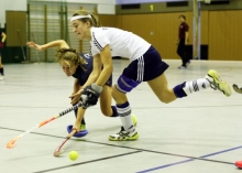 Der Ball ist weg: Julia Brüning verliert bei einem Vorstoß über die linke Seite den Ball an die Gästeverteidigerin, die Absicherung funktioniert nicht, die Gäste schießen ihr nächstes Tor.