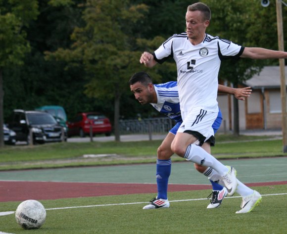 Nach dem klar mit 4:0 gewonnenen Hinspiel am Wildpark hatte der SV Gonsenheim sich auch für das Rückspiel bei der SV Elversberg II einiges ausgerechnet. Doch diesmal hängten die Saarländer Babak Keyhanfar (hinten) und sein Team sogar in Unterzahl ab. 