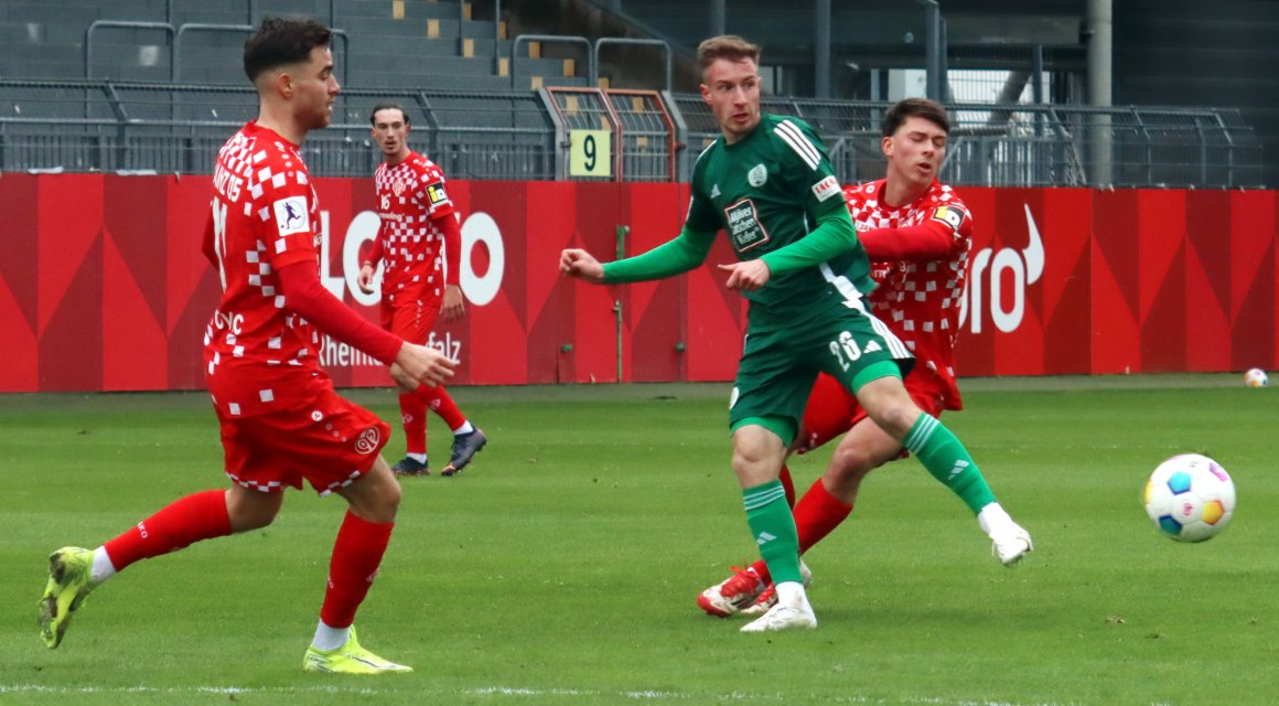Im letzten Testspiel der Wintervorbereitung trennte sich die U23 von Ligakonkurrent FC Homburg torlos. David Mamutovic (l.) spielte in der Sturmmitte, Marcel Kalemba (r.) ersetzte den bis Saisonende verliehenen Philipp Schulz auf der Sechserposition.  