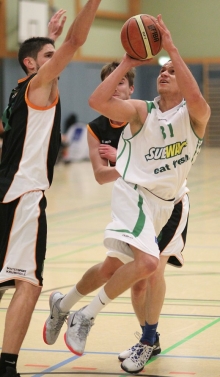 Thomas Wagner machte den ersten Saisonsieg für die DJK Nieder-Olm perfekt.  Der Spielmacher traf in Langen nach zweimaliger Verlängerung mit der Schlussirene zum 83:82.