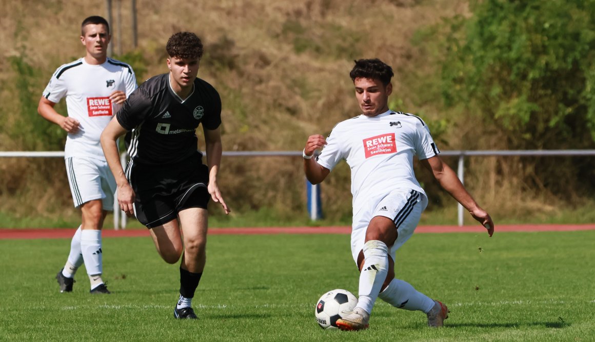 Alkan Yildiz (r.) will mit dem FSV Saulheim die erfolgreichste Bezirksligasaison der Vereinsgeschichte spielen.