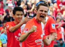 So ein Tag...: Niko Bungert hatte erst zehn Minuten vor Spielbeginn erfahren, dass er in der Startelf stehen würde und trug dann maßgeblich zum Mainzer 3:0-Sieg bei.