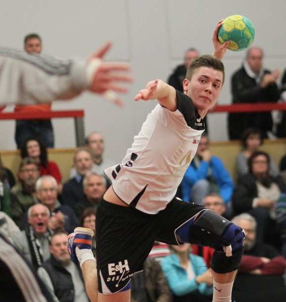 Julius Werber im Spiel gegen den TV Nieder-Olm bei seinem Auswahltor. Was ein ganz normaler Sprungwurf des Linkshänders zu werden scheint...