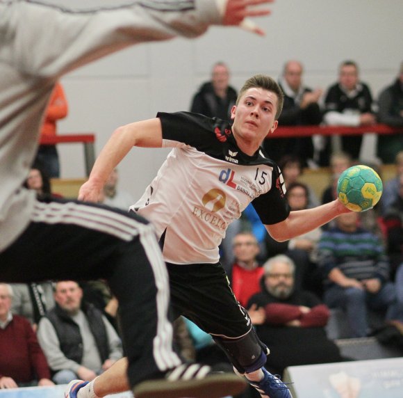 ...verzögert Werber durch eine Körperdrehung, der Arm senkt sich ab...