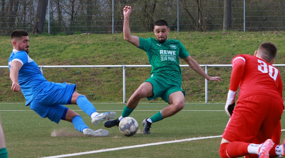 Lion Deisen krönte seine gute Vorstellung mit dem letzten Tor des Tages, Fortuna-Verteidiger Louis Wirbelauer (l.) und Torwart Simon Esper könnne nicht mehr eingreifen.