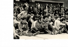 An Spannung herrschte in den Duellen mit dem VfK Schifferstadt kein Mangel. Zu den gebannten Beobachtern des Geschehens auf der Matte gehörten (v.l.) Wolfgang Ries (zweite Reihe, mit Vollbart), Ilhan Topsakal, Emil Müller und Wilfried Dietrich.